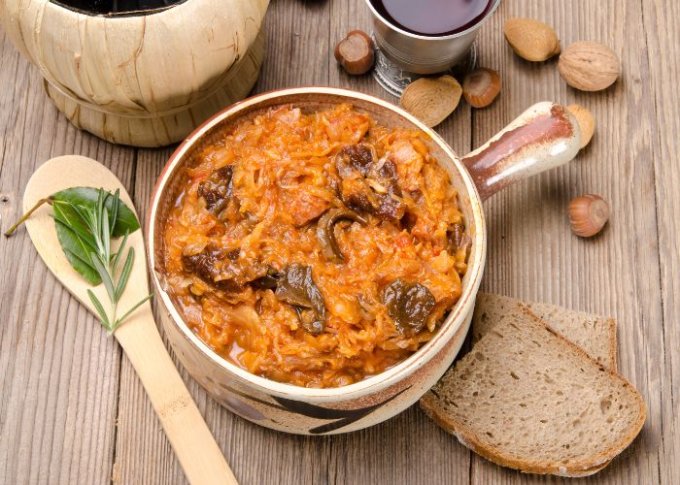 Bigos przygotowany do podania na stół
