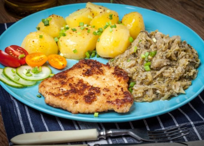 Domowy kotlet schabowy z kapustą i ziemniakami