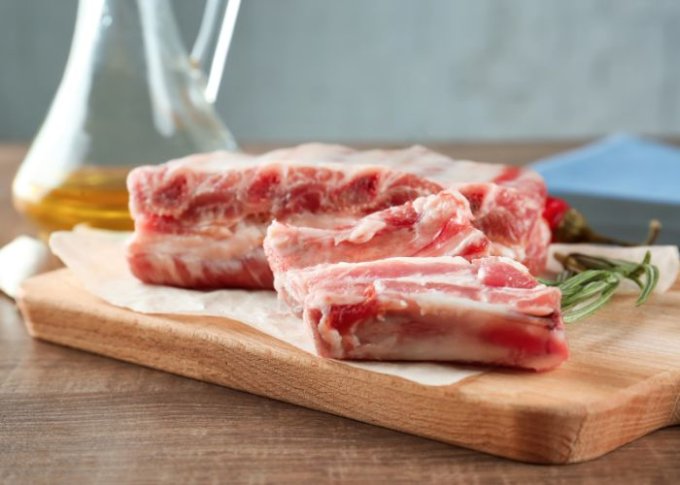 Przygotowywanie żeberek w kapuście